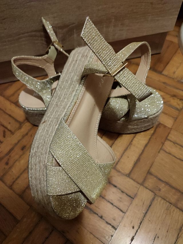 Sandalias doradas con cuña