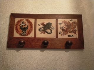 Perchero de pared con azulejos decorativos
