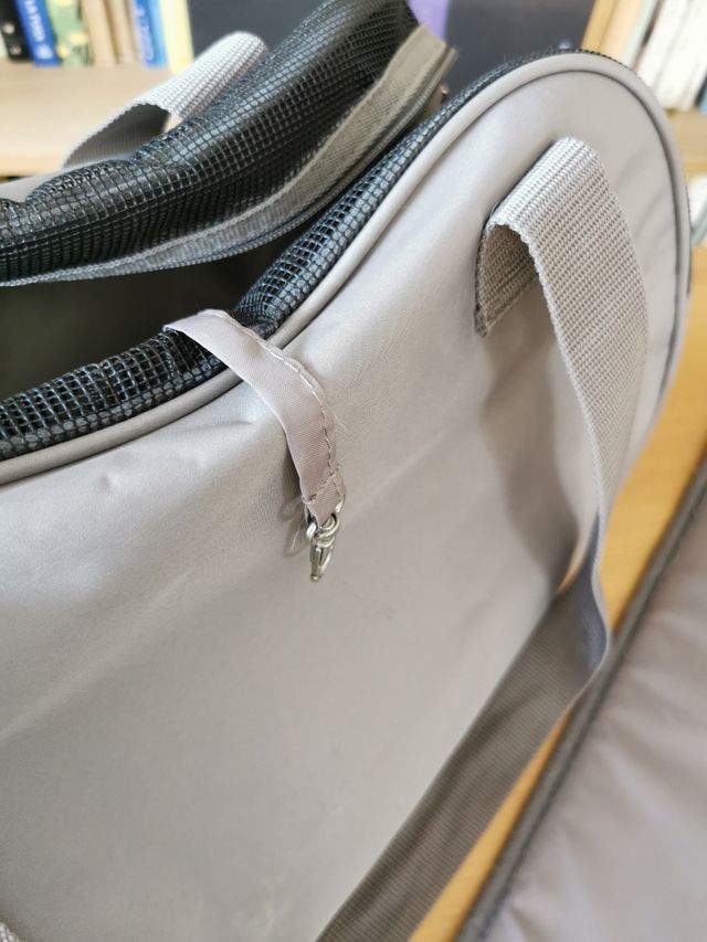 Transportín flexible para gato beige y gris