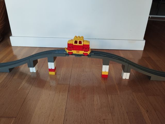Tren Lego con vías y accesorios