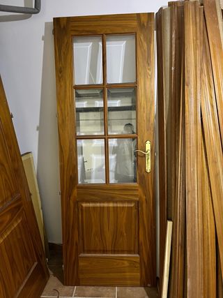 Puerta de Nogal con Cristal.
