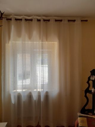 Cortinas beige y blancas de tela