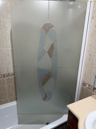 Mampara de baño abatible