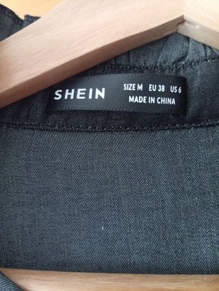 Camisa negra SHEIN volantes cuello y manga