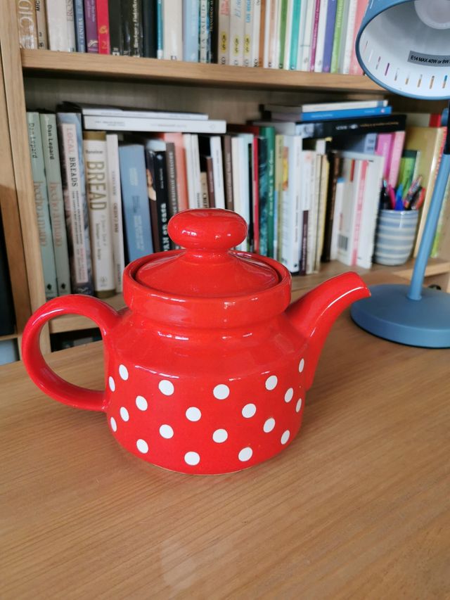 Jarra Waechtersbach roja lunares