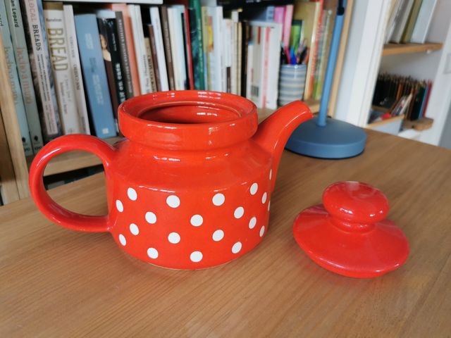 Jarra Waechtersbach roja lunares