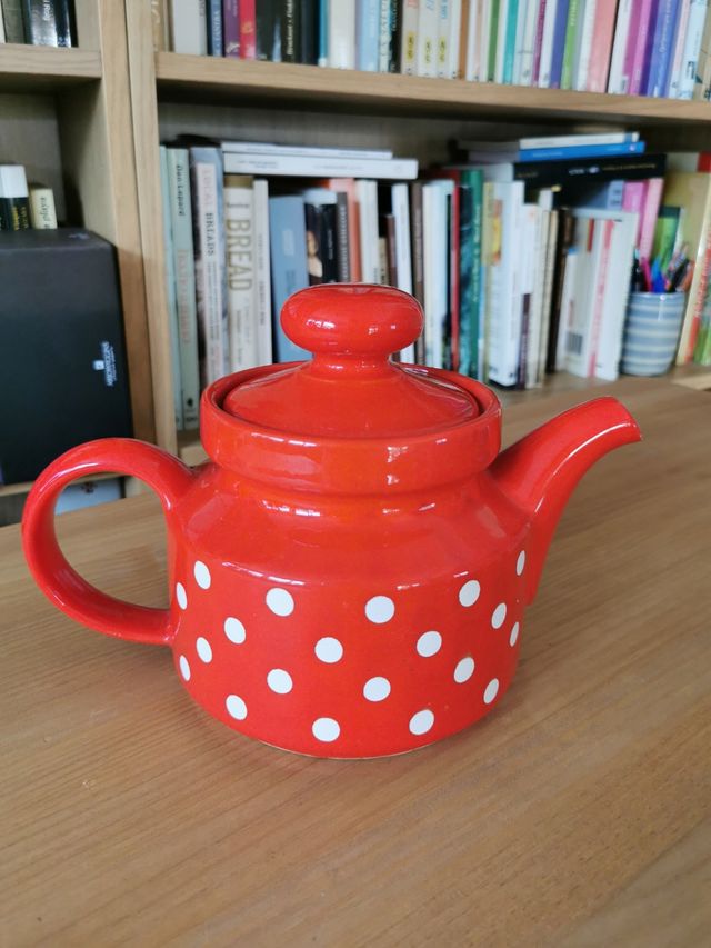 Jarra Waechtersbach roja lunares