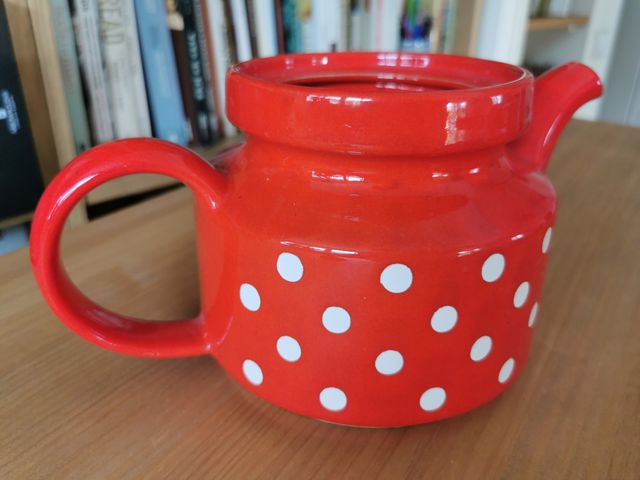 Jarra Waechtersbach roja lunares