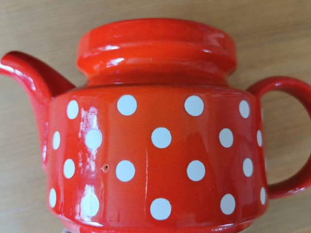 Jarra Waechtersbach roja lunares