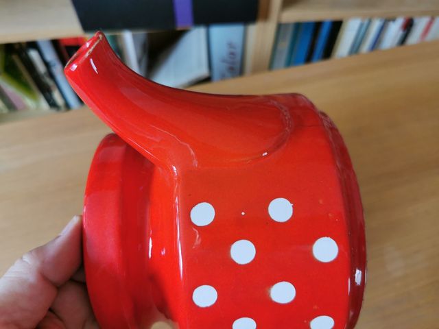 Jarra Waechtersbach roja lunares