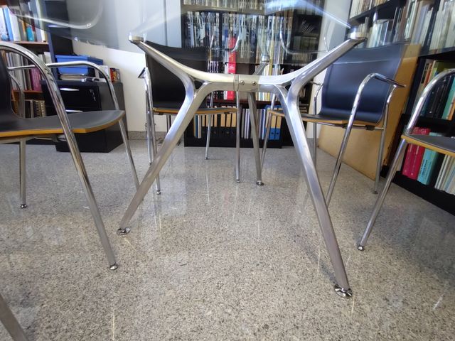 Mesa redonda cristal y 5 sillas IKARA ARKITEK