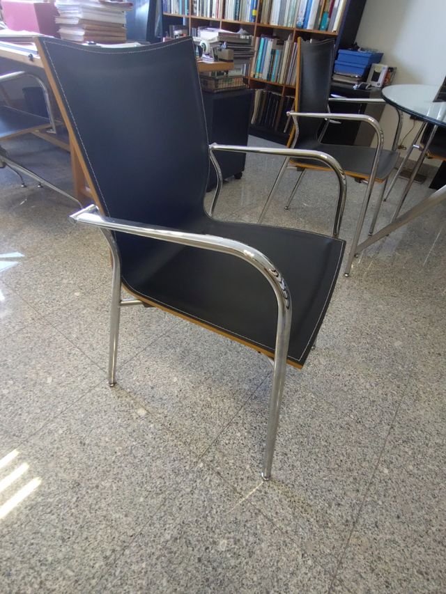 Mesa redonda cristal y 5 sillas IKARA ARKITEK