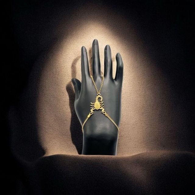 Pulsera manita escorpion de oro de 18k