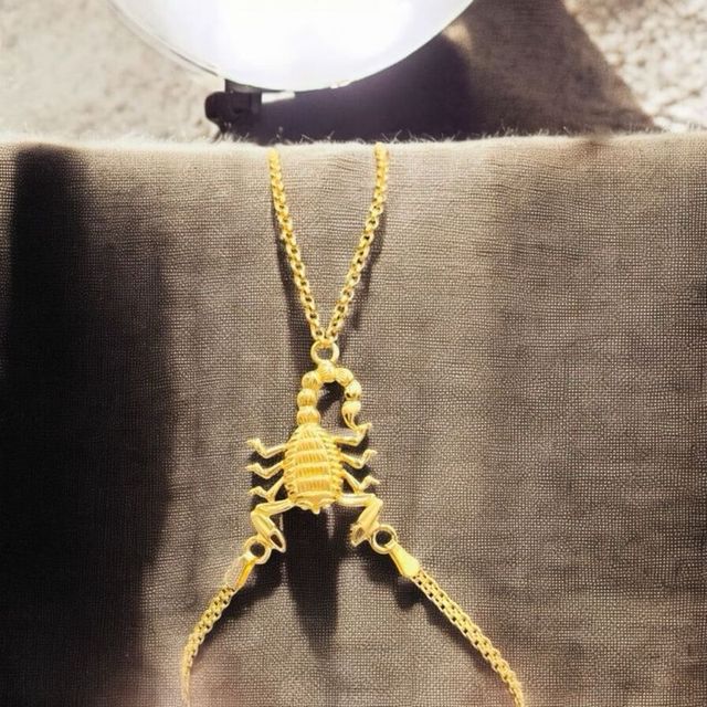 Pulsera manita escorpion de oro de 18k