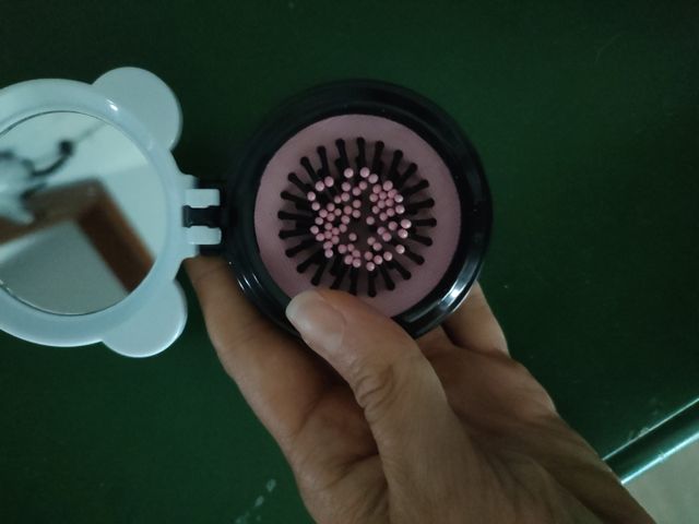 Piccola spazzola pieghevole con specchio