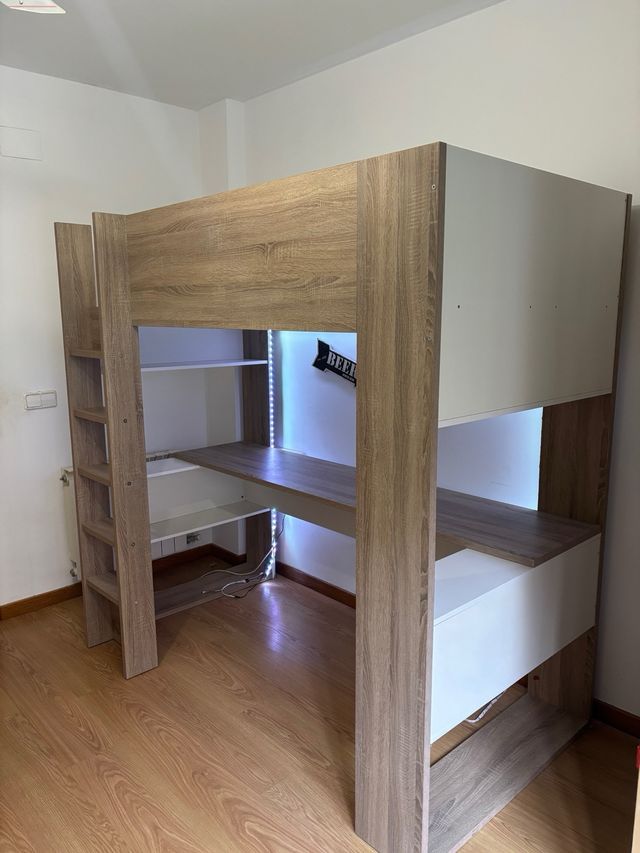 Cama estudio con escritorio y estanterías