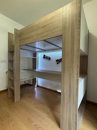 Cama estudio con escritorio y estanterías