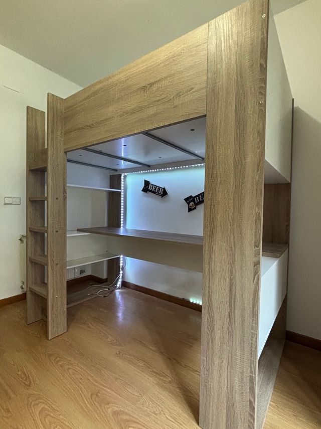 Cama estudio con escritorio y estanterías