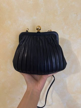 Borsa in pelle nera con chiusura dorata