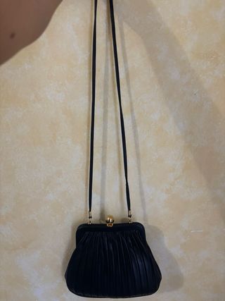 Borsa in pelle nera con chiusura dorata