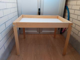 Mesa de experimentación infantil de madera
