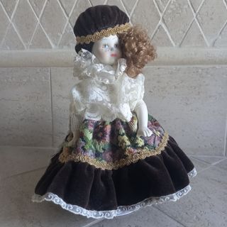 Bambola con piedistallo