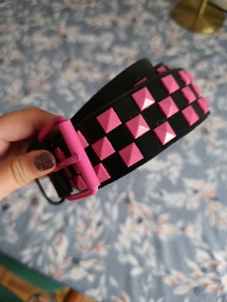 Cinturón negro y rosa con tachuelas