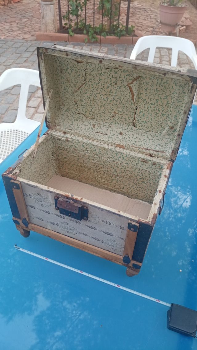 Pequeño baúl arca decorativo