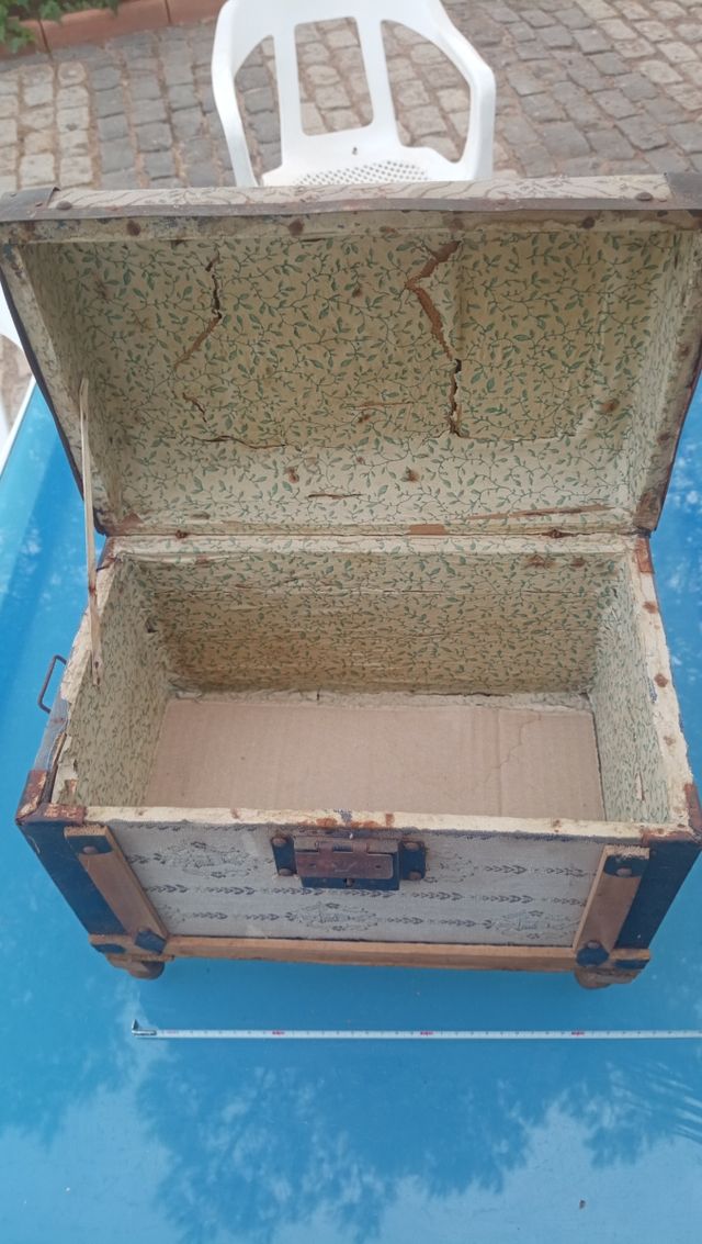 Pequeño baúl arca decorativo