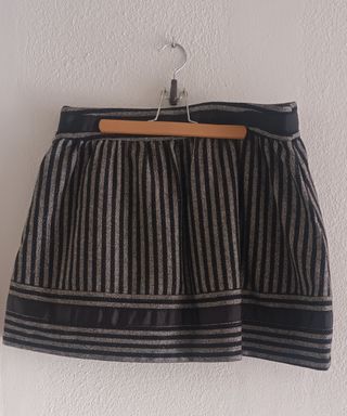 Falda corta a rayas negras y grises
