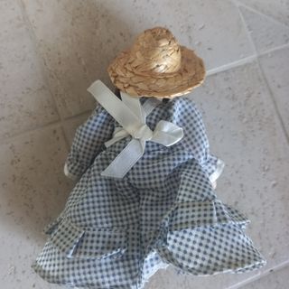 Bambola di porcellana con cappello di paglia