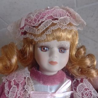 Bambola di porcellana con vestito rosa