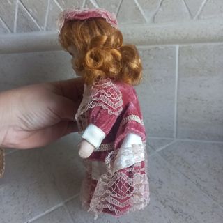 Bambola di porcellana con vestito rosa