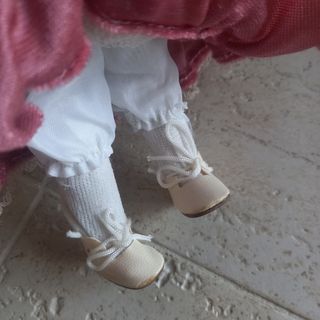 Bambola di porcellana con vestito rosa