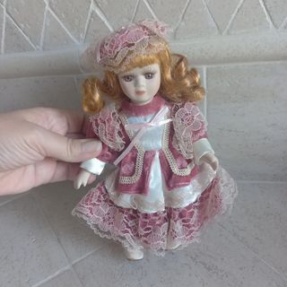 Bambola di porcellana con vestito rosa
