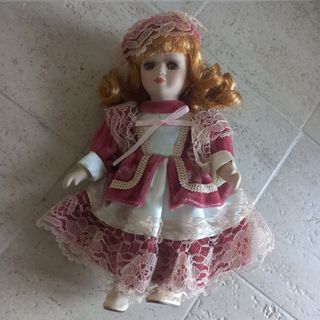 Bambola di porcellana con vestito rosa