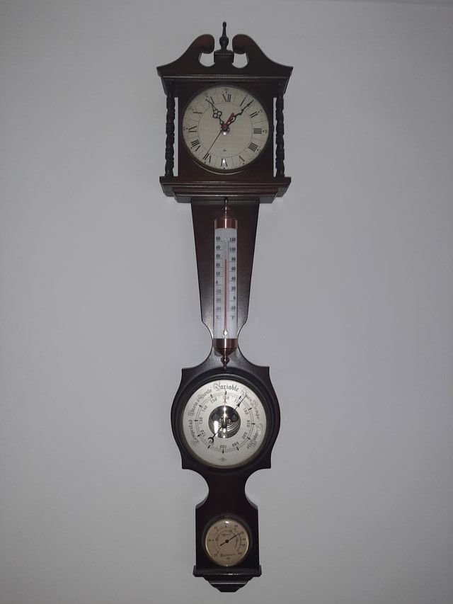 Orologio da parete con termometro e barometro