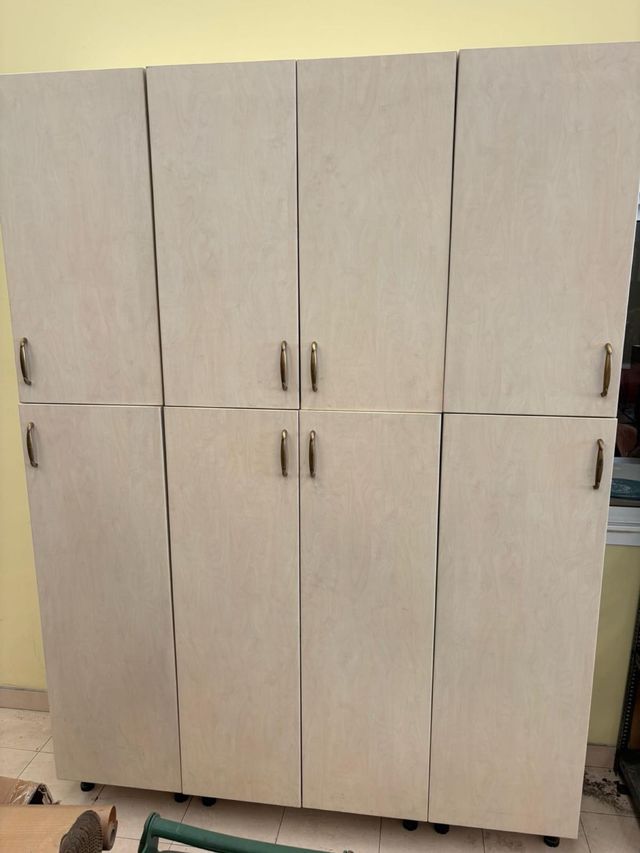 Dos armarios de madera