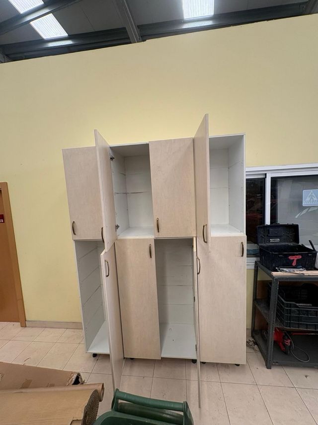 Dos armarios de madera