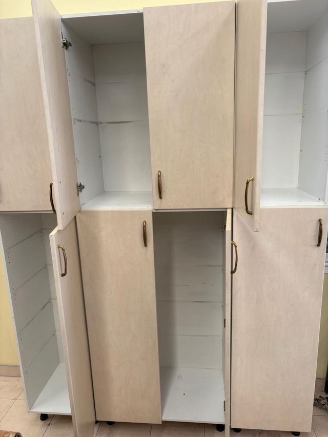 Dos armarios de madera