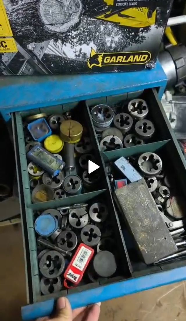 Cajonera metálica con machos y terrajas