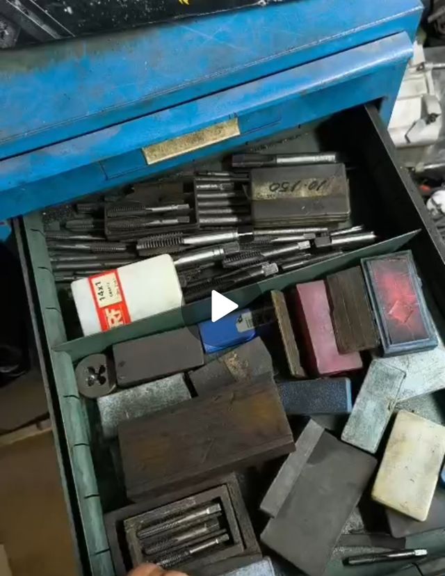 Cajonera metálica con machos y terrajas