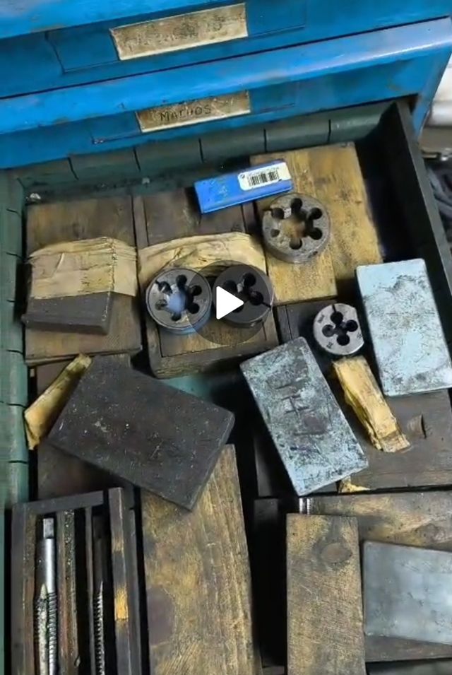 Cajonera metálica con machos y terrajas