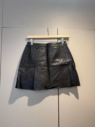 Falda corta de piel negra