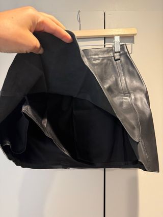 Falda corta de piel negra