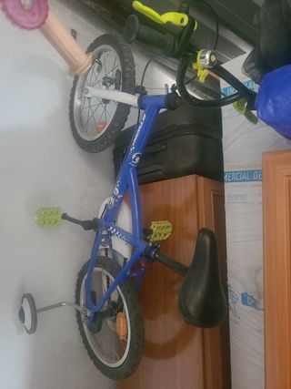 Bicicleta infantil azul con ruedines