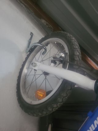 Bicicleta infantil azul con ruedines