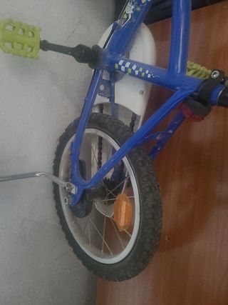 Bicicleta infantil azul con ruedines