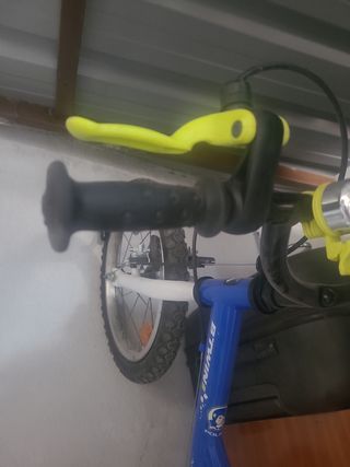 Bicicleta infantil azul con ruedines