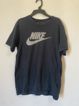 Camiseta Nike Negra con Logo Rayas